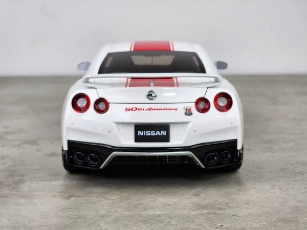 Xe Mô Hình Nissan GT-R(R35) 50th AnniVersary 1:18 MotorHelix (Brilliant Pear White)