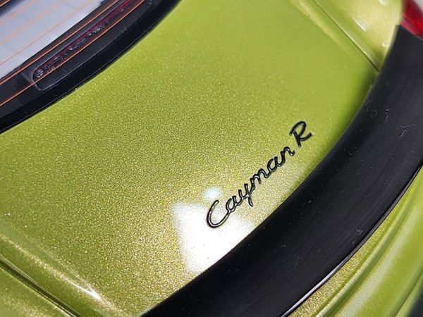 Xe Mô Hình Porsche Cayman R 2012 1:18 GT Spirit ( Peridot Metallic )