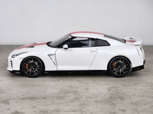 Xe Mô Hình Nissan GT-R(R35) 50th AnniVersary 1:18 MotorHelix (Brilliant Pear White)