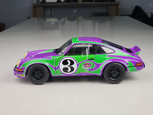 Xe mô hình Porsche 911 RSR - Purple Hippy Tribute- 1973 1:18 Solido (Xanh lá- Tím)