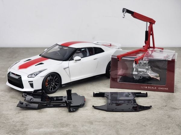 Xe Mô Hình Nissan GT-R(R35) 50th AnniVersary 1:18 MotorHelix (Brilliant Pear White)