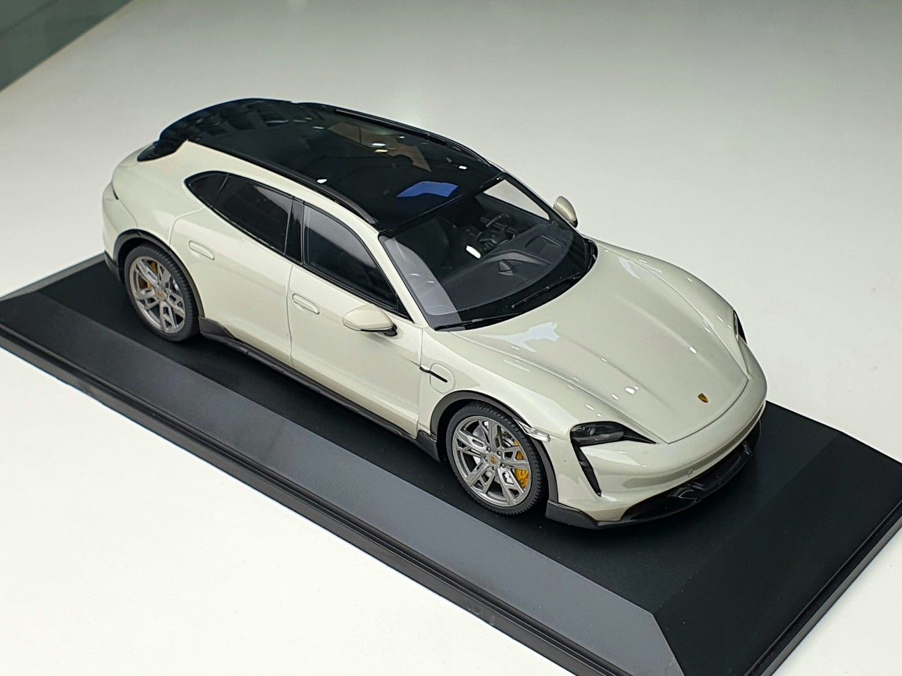 Xe Mô Hình Porsche Taycan CUV Turbo S 2021 1:18 Minichamps ( Trắng