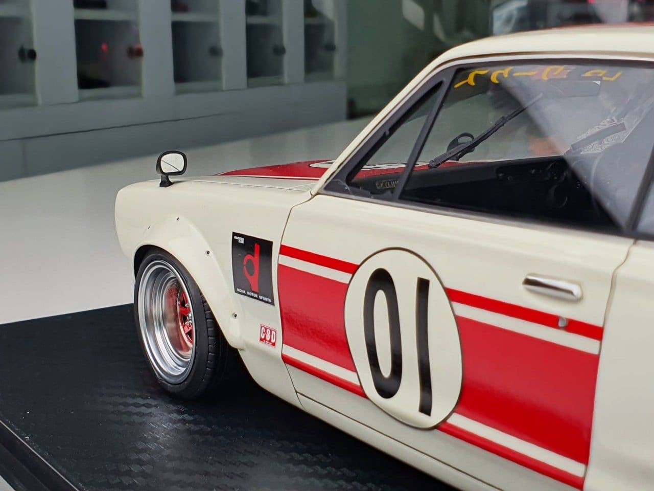 Modellino Auto 1:18 Ignition Model IG2646 – Nissan LB-WORKS Hakosuka 2 Porte ADVAN Nero/Rosso