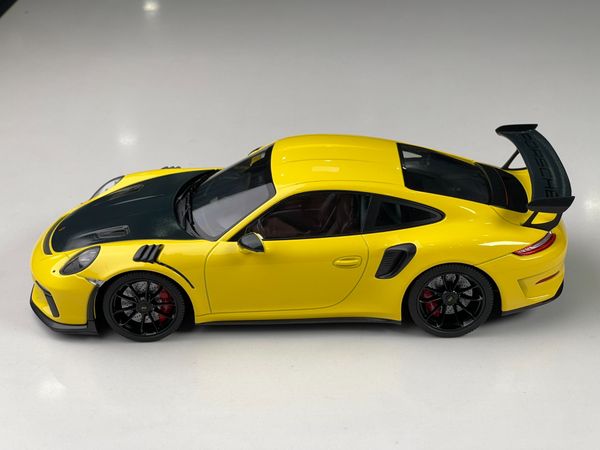 Xe Mô Hình Porsche 911 (911.2) GT2 RS 2018 1:18 Minichamps (Vàng)