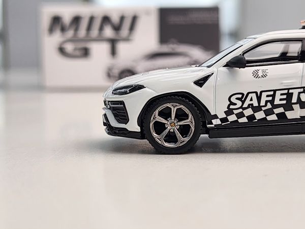 Xe Mô Hình Lamborghini Urus 2022 GP 1:64 MiniGT ( White Caro )