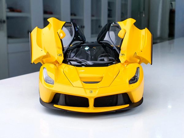 Xe Mô Hình Ferrari LaFerrari 1:18 BBR Models ( Vàng Mui Đen )