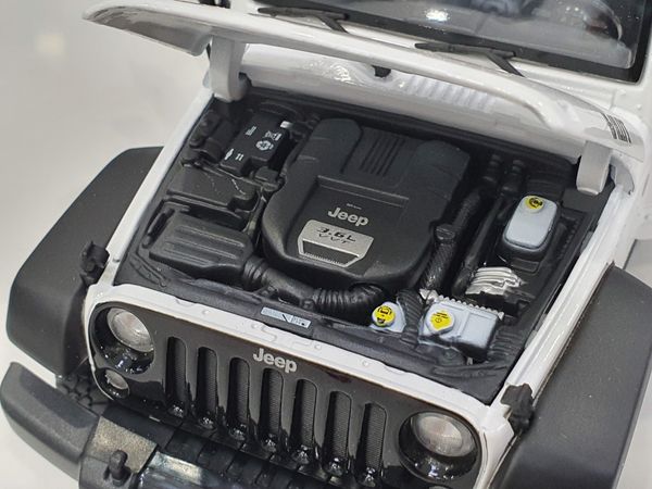 XE MÔ HÌNH JEEP WRANGLER CONVERTIBLE 2014 1:18 MAISTO (TRẮNG)