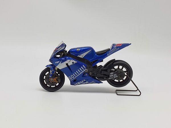 XE MÔ HÌNH YAMAHA M1 GO NO5 1:18 NEWRAY (xanh)