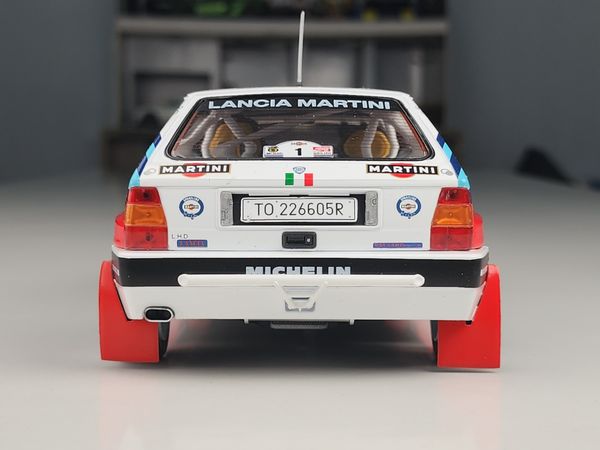 Xe mô hình Lancia Delta HF Integrale - Safarib Rallye Kenya 1991 - Recalde/Christie 1:18 Solido (Martini)