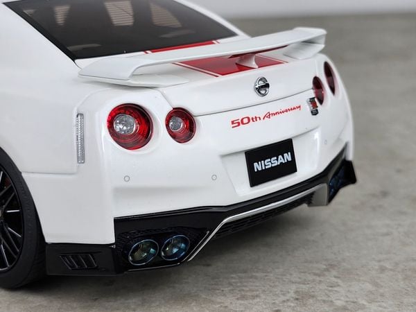 Xe Mô Hình Nissan GT-R(R35) 50th AnniVersary 1:18 MotorHelix (Brilliant Pear White)