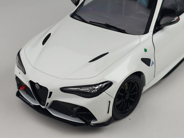 Xe mô hình Alfa Romeo Glulia Gta - Blanco Trofeo - 2022 1:18 Solido (Trắng)
