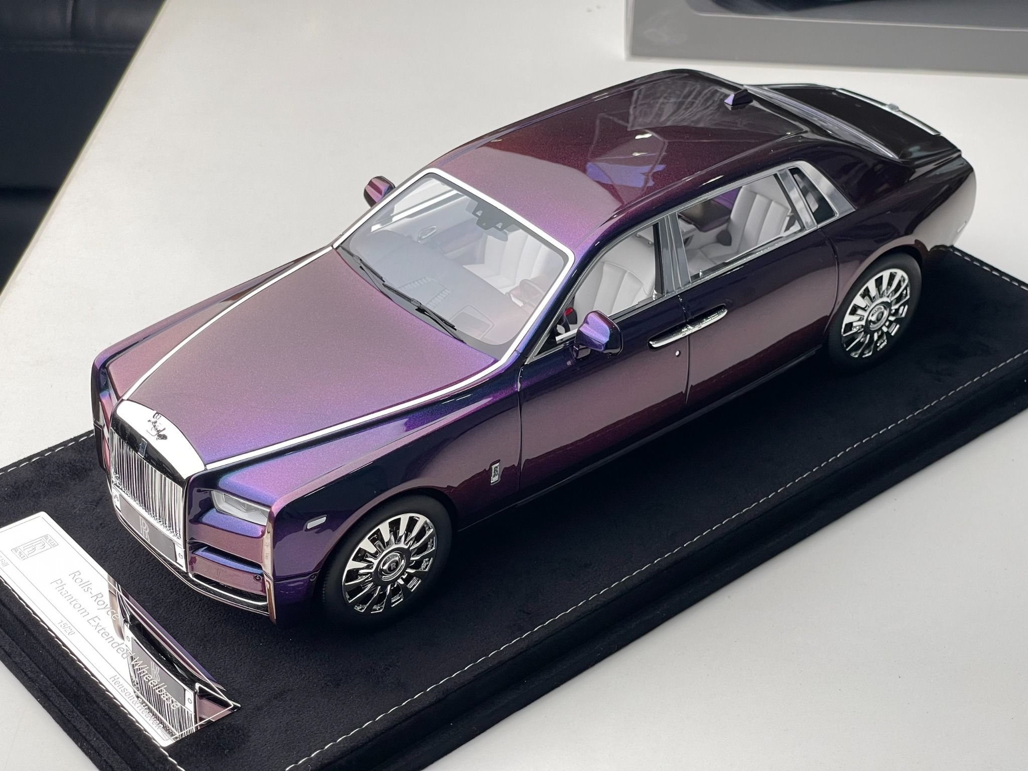 RollsRoyce Ghost màu hồng Friskee Pink và Cullinan Black Badge nổi bật tại  Monterey 2021