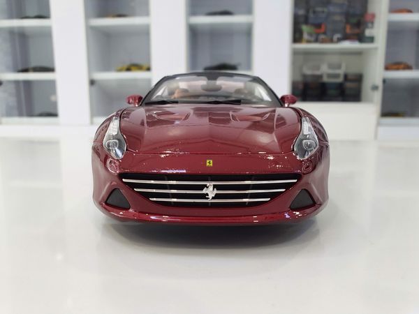 XE MÔ HÌNH FERRARI CALIFORNIA T 1:18 CLOSE TOP BBURAGO (SIGNATURE SERIES)