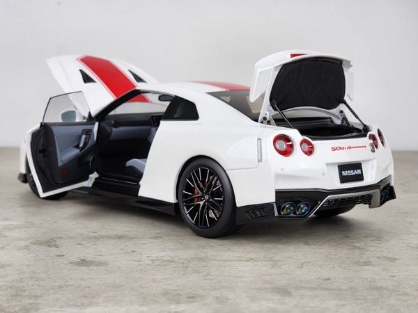Xe Mô Hình Nissan GT-R(R35) 50th AnniVersary 1:18 MotorHelix (Brilliant Pear White)