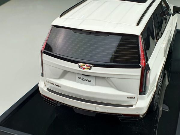 Xe Mô Hình Cadillac Escalade Sport Platinum 1:18 Motorhelix (Pearl White)