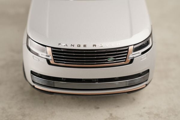 Xe Mô Hình Land Rover Range Rover SV Serenity 2022 1:18 LCD ( Silver )