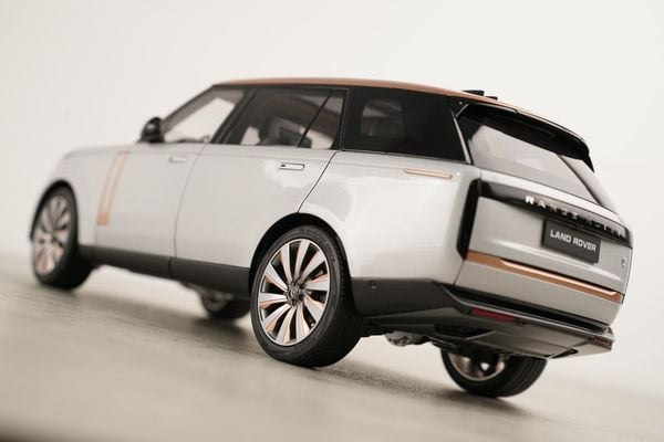Xe Mô Hình Land Rover Range Rover SV Serenity 2022 1:18 LCD ( Silver )