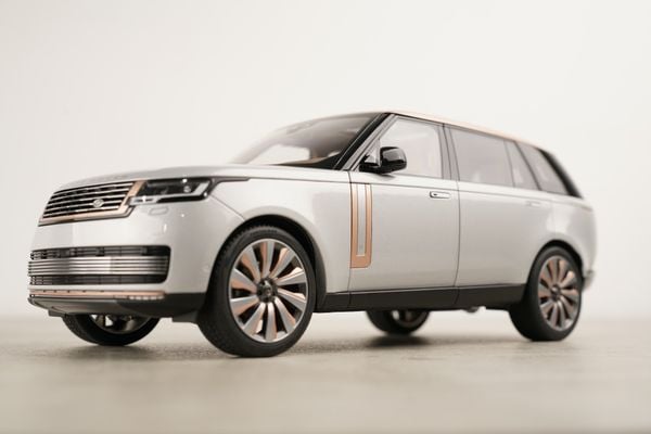 Xe Mô Hình Land Rover Range Rover SV Serenity 2022 1:18 LCD ( Silver )