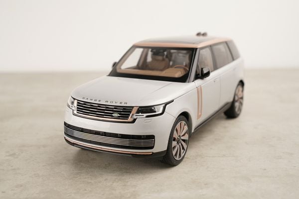 Xe Mô Hình Land Rover Range Rover SV Serenity 2022 1:18 LCD ( Silver )