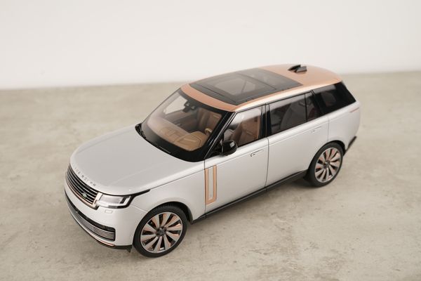 Xe Mô Hình Land Rover Range Rover SV Serenity 2022 1:18 LCD ( Silver )