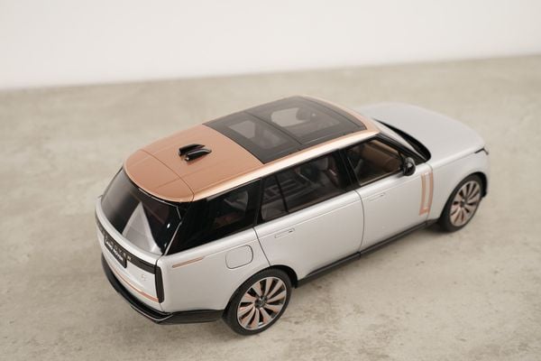 Xe Mô Hình Land Rover Range Rover SV Serenity 2022 1:18 LCD ( Silver )