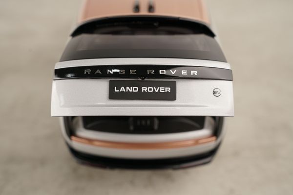 Xe Mô Hình Land Rover Range Rover SV Serenity 2022 1:18 LCD ( Silver )