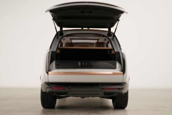 Xe Mô Hình Land Rover Range Rover SV Serenity 2022 1:18 LCD ( Silver )
