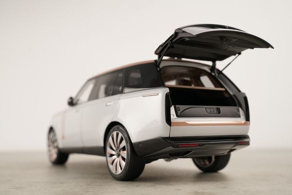 Xe Mô Hình Land Rover Range Rover SV Serenity 2022 1:18 LCD ( Silver )