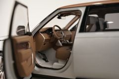 Xe Mô Hình Land Rover Range Rover SV Serenity 2022 1:18 LCD ( Silver )