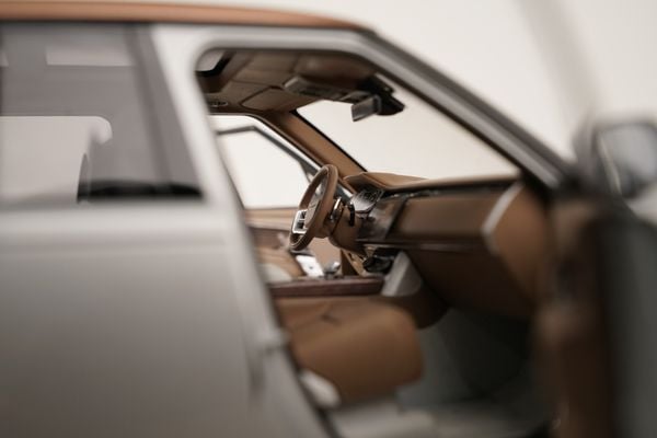 Xe Mô Hình Land Rover Range Rover SV Serenity 2022 1:18 LCD ( Silver )