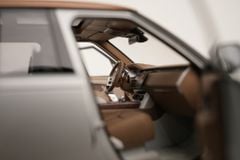 Xe Mô Hình Land Rover Range Rover SV Serenity 2022 1:18 LCD ( Silver )