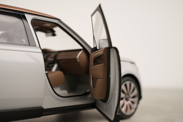 Xe Mô Hình Land Rover Range Rover SV Serenity 2022 1:18 LCD ( Silver )