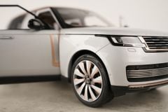 Xe Mô Hình Land Rover Range Rover SV Serenity 2022 1:18 LCD ( Silver )