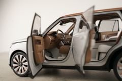 Xe Mô Hình Land Rover Range Rover SV Serenity 2022 1:18 LCD ( Silver )