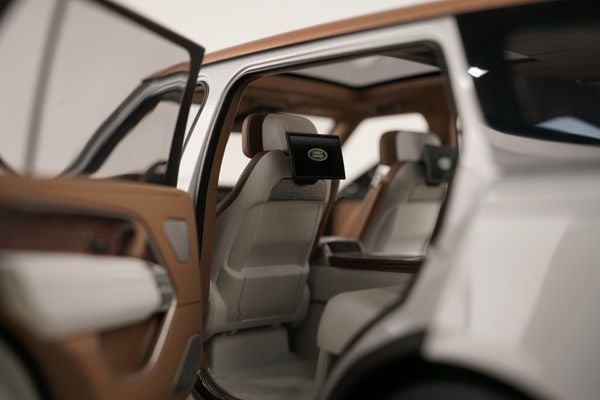 Xe Mô Hình Land Rover Range Rover SV Serenity 2022 1:18 LCD ( Silver )
