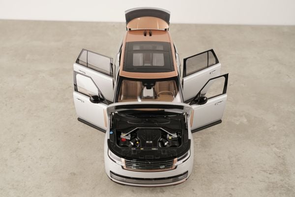 Xe Mô Hình Land Rover Range Rover SV Serenity 2022 1:18 LCD ( Silver )