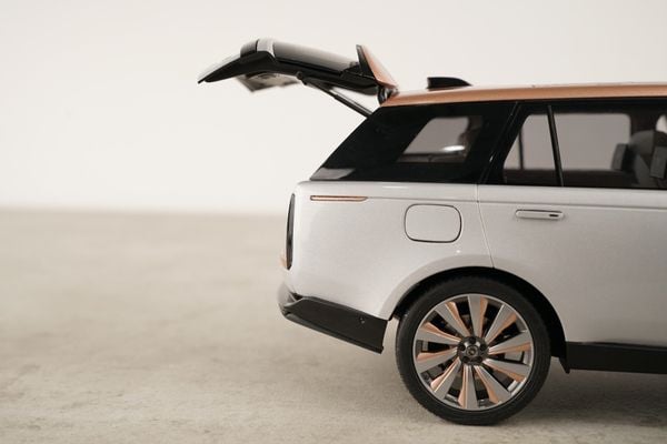 Xe Mô Hình Land Rover Range Rover SV Serenity 2022 1:18 LCD ( Silver )