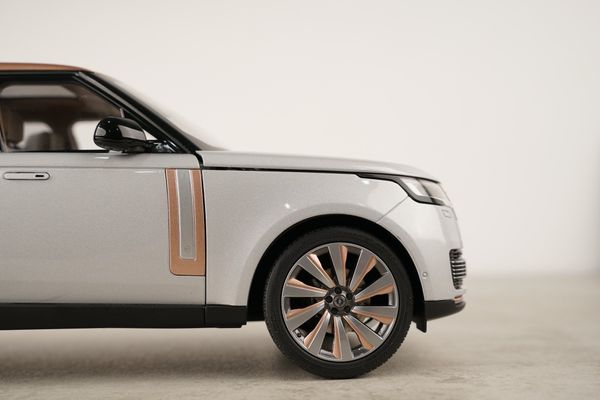 Xe Mô Hình Land Rover Range Rover SV Serenity 2022 1:18 LCD ( Silver )