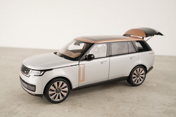 Xe Mô Hình Land Rover Range Rover SV Serenity 2022 1:18 LCD ( Silver )