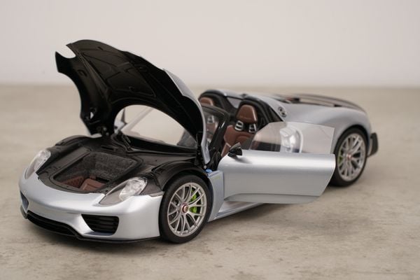 Xe Mô Hình Porsche 918 Spyder Weissach Package 1:18 AUTOart (Liquid Metal Chrome Blue)