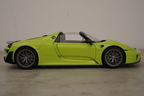 Xe Mô Hình Porsche 918 Spyder Weissach Package 1:18 AUTOart (Acid Green)