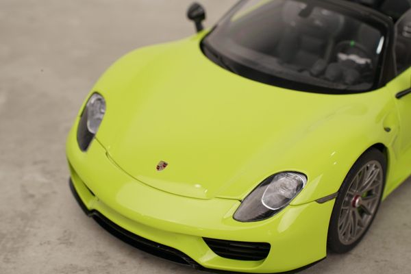 Xe Mô Hình Porsche 918 Spyder Weissach Package 1:18 AUTOart (Acid Green)