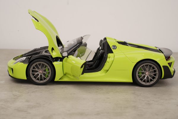 Xe Mô Hình Porsche 918 Spyder Weissach Package 1:18 AUTOart (Acid Green)