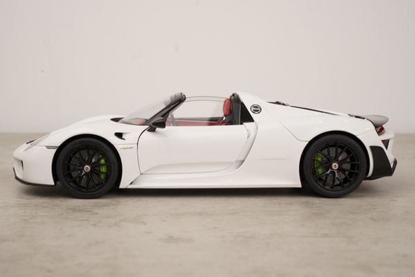 Xe Mô Hình Porsche 918 Spyder Weissach Package 1:18 AUTOart (White/Red Interior)
