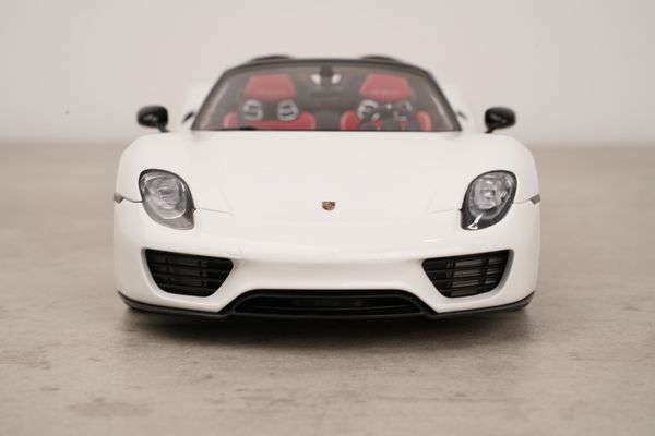 Xe Mô Hình Porsche 918 Spyder Weissach Package 1:18 AUTOart (White/Red Interior)
