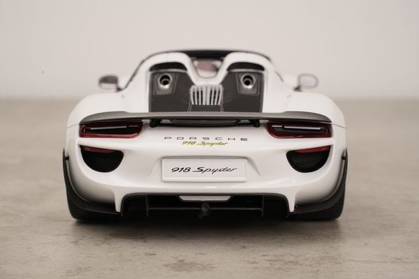 Xe Mô Hình Porsche 918 Spyder Weissach Package 1:18 AUTOart (White/Red Interior)