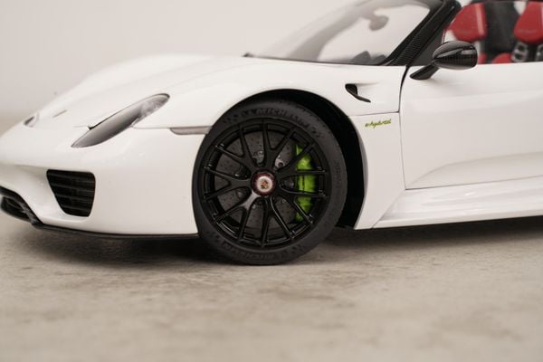 Xe Mô Hình Porsche 918 Spyder Weissach Package 1:18 AUTOart (White/Red Interior)