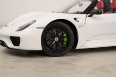 Xe Mô Hình Porsche 918 Spyder Weissach Package 1:18 AUTOart (White/Red Interior)
