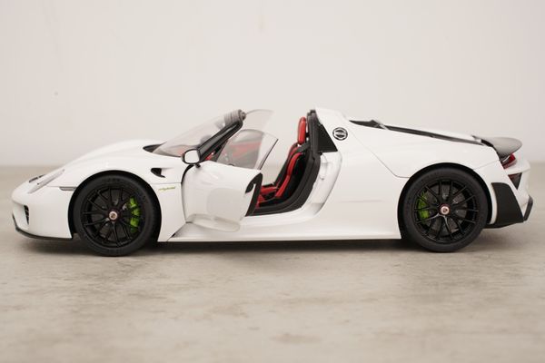 Xe Mô Hình Porsche 918 Spyder Weissach Package 1:18 AUTOart (White/Red Interior)