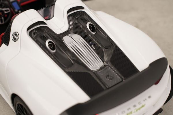 Xe Mô Hình Porsche 918 Spyder Weissach Package 1:18 AUTOart (White/Red Interior)